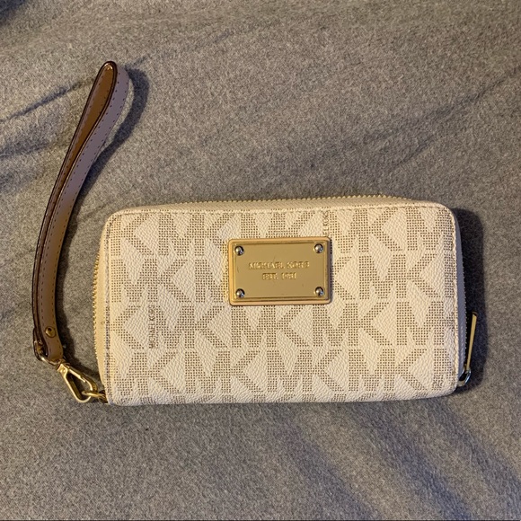Michael Kors Handbags - Michael Kors Cream Wristlet